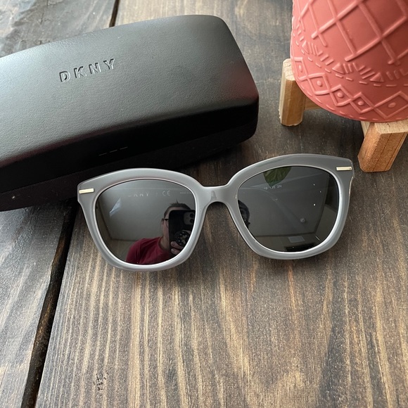 DKNY Sunglasses with Hard Case - Picture 5 of 6